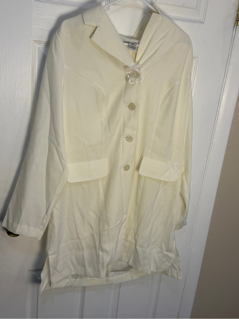 Chelsea Studio Cream Button-Front Long Blazer 14T